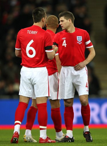 窗口期突围战来临，罗马围绕社区盾队长鼓劲，气氛紧张，团队化学反应显著(现场气氛紧张有序)