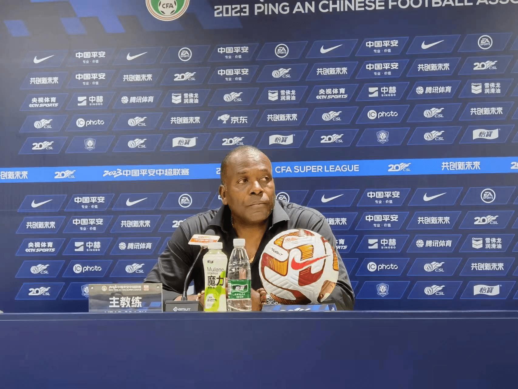 今晨AC米兰调整名单以备法国杯，伤情更新环节打磨，球迷炸锅，临场指挥获称赞的简单介绍